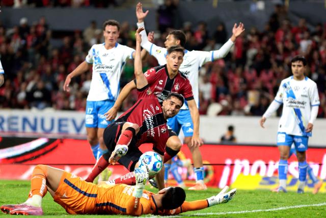 Atlas' defender #13 Gaddi Aguirre and Puebla's goalkeeper #28 Ricardo Gutierrez fight for the ball during the Liga MX Clausura football match between Atlas and Puebla at Jalisco Stadium in Guadalajara, Jalisco state, Mexico on January 9, 2026. (Photo by Ulises Ruiz / AFP)