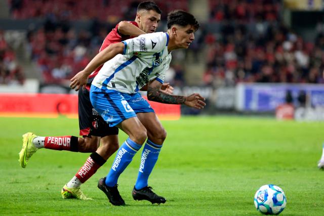 Atlas' Argentine defender #28 Manuel Capasso and Puebla's midfielder #32 Angelo Araos fight for the ball during the Liga MX Clausura football match between Atlas and Puebla at Jalisco Stadium in Guadalajara, Jalisco state, Mexico on January 9, 2026. (Photo by Ulises Ruiz / AFP)