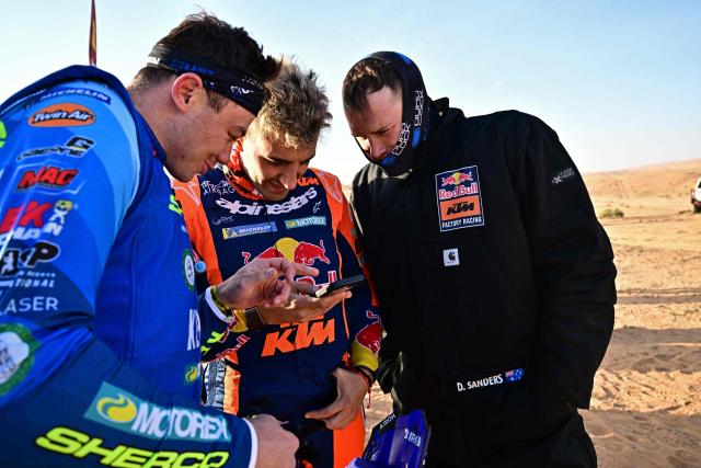 (R-L) Australian rider Daniel Sanders, Argentine rider Luciano Benavides and South African rider Bradley Cox are pictured before the start of the Stage 6 of the 48th edition of the Dakar Rally 2026, between Hail and Riyadh, Saudi Arabia, on January 9, 2026. (Photo by Giuseppe CACACE / AFP)