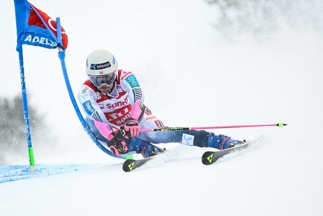 Norway's Eirik Hystad Solberg competes in the first run of the Men's Giant Slalom, part of the FIS Alpine Ski World Cup 2025-2026 in Adelboden, soutwestern Switzerland on January 10, 2026. (Photo by Fabrice COFFRINI / AFP)