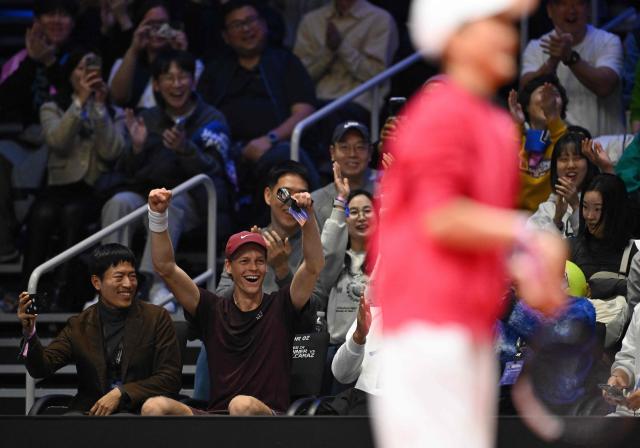 Italy's Jannik Sinner (2nd L) reacts among the spectators as a boy (red shirts) plays a point against Spain's Carlos Alcaraz during their exhibition tennis match at Inspire Arena in Incheon on January 10, 2026. (Photo by Jung Yeon-je / AFP)