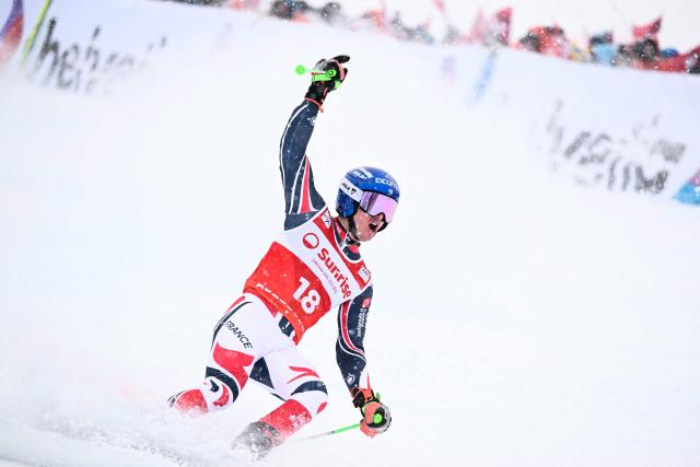 France's Leo Anguenot reacts as he crosses the finish line in the second run of the Men's Giant Slalom, part of the FIS Alpine Ski World Cup 2025-2026 in Adelboden, soutwestern Switzerland on January 10, 2026. (Photo by Fabrice COFFRINI / AFP)