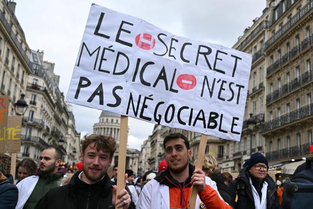 Demonstrators hold a placard reading "Medical confidentiality is non-negotiable." during a protest called by private doctors to denounce an "authoritarian drift" in the healthcare system, in front of the Pantheon in Paris on January 10, 2026 as part of a strike from 5 till January 15. Independent physicians will march in Paris on January 10, 2026 afternoon at the call of all their unions to denounce an "authoritarian drift" in the healthcare system, in the words of one of the participating organisations, the Jeunes Médecins union. (Photo by Bertrand GUAY / AFP)