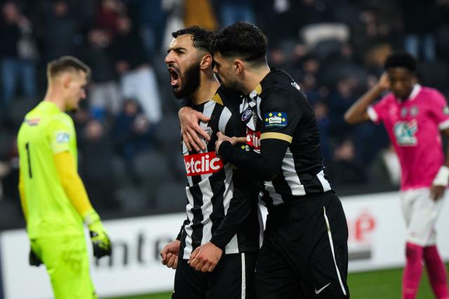 Angers' Moroccan forward #07 Amine Sbaï (c) celebrates after scoring during the French Cup round of 32 football match between Angers SCO and Toulouse FC at the Raymond-Kopa Stadium in Angers, western France on January 10, 2026. (Photo by Loic VENANCE / AFP)