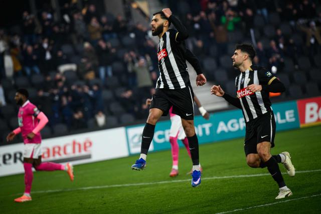 Angers' Moroccan forward #07 Amine Sbaï (c) celebrates after scoring during the French Cup round of 32 football match between Angers SCO and Toulouse FC at the Raymond-Kopa Stadium in Angers, western France on January 10, 2026. (Photo by Loic VENANCE / AFP)