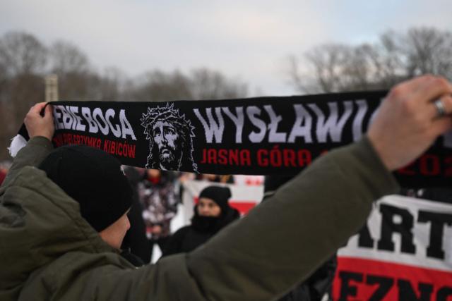 A Polish football fan holds his scarve as he waits for the address of the Polish president following a holy mass during the annual piligrimage at the Jasna Gora Monastery in Czestochowa on Janyary 10, 2026. Polish football fans put aside their rivalries every year and gather at Poland’s holiest Catholic shrine the Jasna Gora Monastery in Czestochowa. (Photo by Sergei GAPON / AFP)