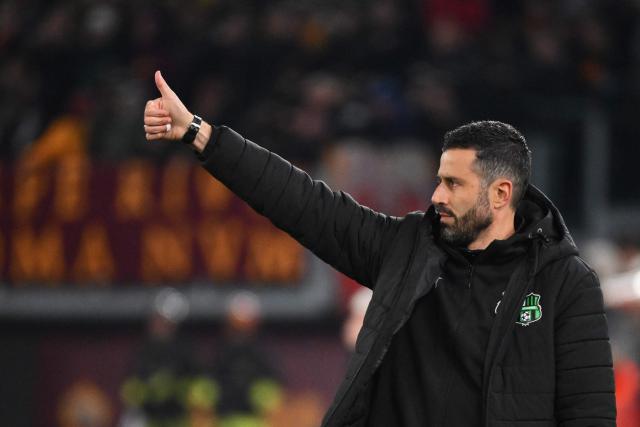 Sassuolo’s head coach Fabio Grosso gestures during the Italian Serie A football match between As Roma and Sassuolo at Olympic stadium in Rome on January 10, 2026. (Photo by Alberto PIZZOLI / AFP)