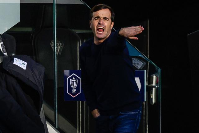 Toulouse's Spanish head coach Carles Martínez Novell gestures during the French Cup round of 32 football match between Angers SCO and Toulouse FC at the Raymond-Kopa Stadium in Angers, western France on January 10, 2026. (Photo by Loic VENANCE / AFP)