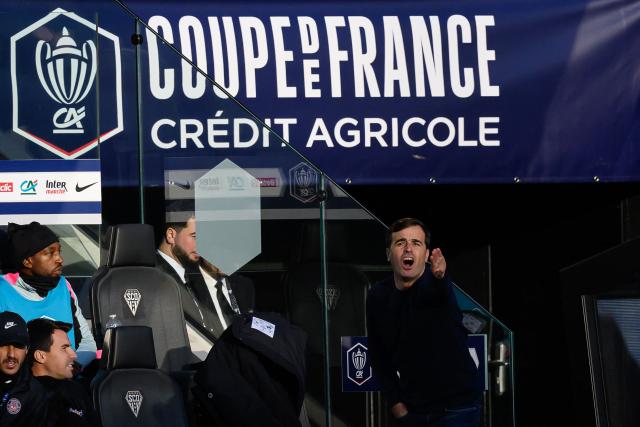 Toulouse's Spanish head coach Carles Martínez Novell gestures during the French Cup round of 32 football match between Angers SCO and Toulouse FC at the Raymond-Kopa Stadium in Angers, western France on January 10, 2026. (Photo by Loic VENANCE / AFP)