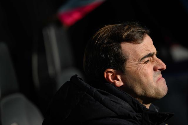 Toulouse's Spanish head coach Carles Martínez Novell reacts during the French Cup round of 32 football match between Angers SCO and Toulouse FC at the Raymond-Kopa Stadium in Angers, western France on January 10, 2026. (Photo by Loic VENANCE / AFP)