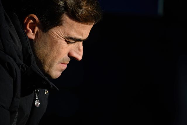Toulouse's Spanish head coach Carles Martínez Novell reacts during the French Cup round of 32 football match between Angers SCO and Toulouse FC at the Raymond-Kopa Stadium in Angers, western France on January 10, 2026. (Photo by Loic VENANCE / AFP)