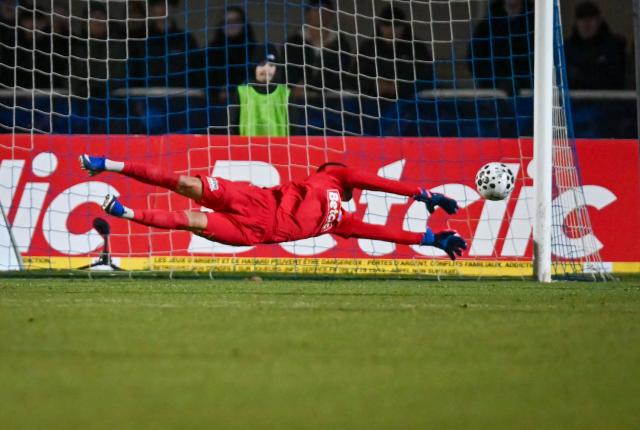 Avranches's French goalkeeper #01 Anthony Beuve concedes a goal during the French Cup round of 32 football match between US Avranches and RC Strasbourg at The Rene-Fenouillere stadium in Avranches, western France on January 10, 2026. (Photo by Lou BENOIST / AFP)
