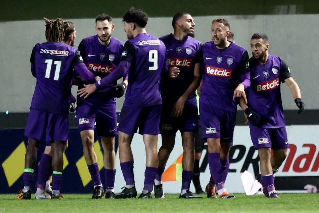 Hauts Lyonnais' players celebrate after scoring a goal during the French Cup round of 32 football match between Hauts Lyonnais and FC Lorient at the Envol Stadium in Andrezieux-Bouthéon, central-eastern France, on January 10, 2026. (Photo by Alex MARTIN / AFP)