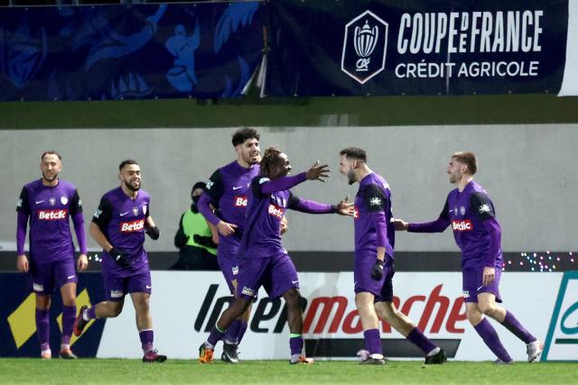 Hauts Lyonnais' players celebrate after scoring a goal during the French Cup round of 32 football match between Hauts Lyonnais and FC Lorient at the Envol Stadium in Andrezieux-Bouthéon, central-eastern France, on January 10, 2026. (Photo by Alex MARTIN / AFP)