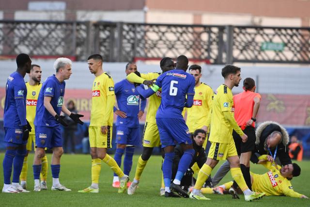 Players scuffle as Monaco's Belgian midfielder #11 Stanis Idumbo Muzambo (L) receives a red card during the French Cup round of 32 football match between US Orleans and AS Monaco at the Stade de la Source in Orleans, central France on January 10, 2026. (Photo by JEAN-FRANCOIS MONIER / AFP)