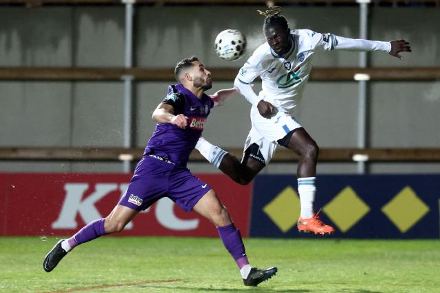 Hauts Lyonnais' French midfielder #08 Hilal Bouguerra (L) vies with Lorient's Ivorian defender #05 Bamo Meite (R) during the French Cup round of 32 football match between Hauts Lyonnais and FC Lorient at the Envol Stadium in Andrezieux-Bouthéon, central-eastern France, on January 10, 2026. (Photo by Alex MARTIN / AFP)