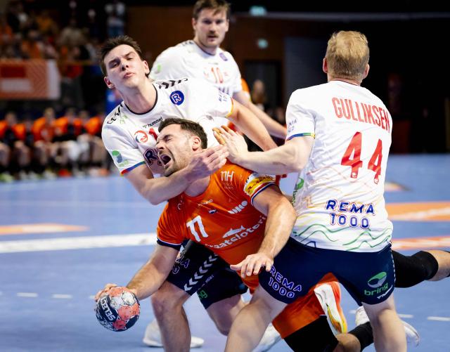 Dani Baijens of the Netherlands (C) fights for the ball with Robin Paul Haug of Norway (L) and Kevin Maagero Gulliksen of Norway (R) during the Netherlands-Norway Golden League handball match as part of their preparation for the European Championships in Almere on January 10, 2026. (Photo by Sem van der Wal / ANP / AFP) / Netherlands OUT