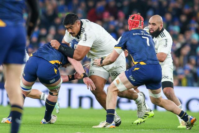 La Rochelle's Australian lock Will Skelton (C) is tackled during the European Champions Cup Pool 3 rugby union match between Leinster and Stade Rochelais at Aviva Stadium in Dublin, Ireland on January 10, 2026. (Photo by Paul Faith / AFP)