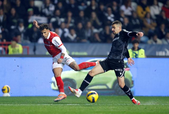 Sporting Braga's Uruguayan midfielder #10 Rodrigo Zalazar fights for the ball with Vitoria Guimaraes's Portuguese defender # 13 Joao Mendes during the Portuguese Taca da Liga (League Cup) final football match between Vitoria SC and SC Braga at the Dr. Magalhaes Pessoa stadium in Leiria, on January 10, 2026. (Photo by FILIPE AMORIM / AFP)