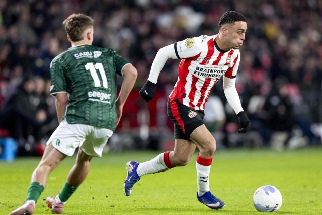 PSV Eindhoven's US defender #08 Sergino Dest (R) fights for the ball during the Dutch Eredivisie football match between PSV Eindhoven and SBV Excelsior at Philips Stadion in Eindhoven on January 10, 2026. (Photo by Sonny Lensen / ANP / AFP) / Netherlands OUT