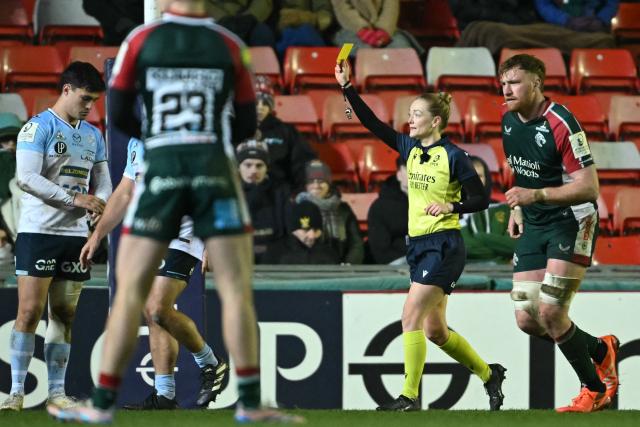 Scottish referee Hollie Davidson shows a yellow card to Bayonne's French scrum-half Baptiste Tilloles during the European Champions Cup pool 3 rugby union match between Leicester Tigers and Aviron Bayonnais, Bayonne at Mattioli Woods, Welford Road Stadium in Leicester, central England on January 10, 2026. (Photo by JUSTIN TALLIS / AFP)