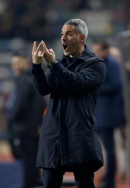 Sporting Braga's Spanish coach Carlos Vicens gestures on the touchline during the Portuguese Taca da Liga (League Cup) final football match between Vitoria SC and SC Braga at the Dr. Magalhaes Pessoa stadium in Leiria, on January 10, 2026. (Photo by FILIPE AMORIM / AFP)