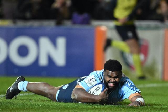 Bayonne's Fijian prop Emosi Tumania dives over the line to score a try during the European Champions Cup pool 3 rugby union match between Leicester Tigers and Aviron Bayonnais, Bayonne at Mattioli Woods, Welford Road Stadium in Leicester, central England on January 10, 2026. (Photo by JUSTIN TALLIS / AFP)