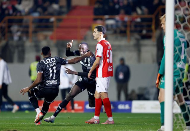 TOPSHOT - Vitoria Guimaraes's Senegalese forward # 90 Alioune Ndoye (R) celebrates scoring his team's second goal during the Portuguese Taca da Liga (League Cup) final football match between Vitoria SC and SC Braga at the Dr. Magalhaes Pessoa stadium in Leiria, on January 10, 2026. (Photo by FILIPE AMORIM / AFP)