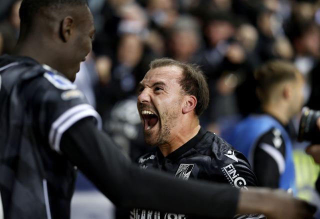 Vitoria Guimaraes's Senegalese forward # 90 Alioune Ndoye celebrates with Vitoria Guimaraes's Portuguese midfielder # 20 Samu (R) scoring his team's second goal during the Portuguese Taca da Liga (League Cup) final football match between Vitoria SC and SC Braga at the Dr. Magalhaes Pessoa stadium in Leiria, on January 10, 2026. (Photo by FILIPE AMORIM / AFP)