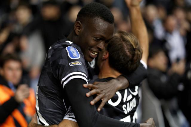Vitoria Guimaraes's Senegalese forward # 90 Alioune Ndoye celebrates with Vitoria Guimaraes's Portuguese midfielder # 20 Samu (R) scoring his team's second goal during the Portuguese Taca da Liga (League Cup) final football match between Vitoria SC and SC Braga at the Dr. Magalhaes Pessoa stadium in Leiria, on January 10, 2026. (Photo by FILIPE AMORIM / AFP)