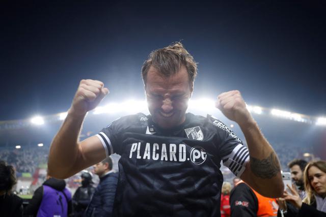 Vitoria Guimaraes's Portuguese midfielder # 20 Samu celebrates winning the Portuguese Taca da Liga (League Cup) final football match between Vitoria SC and SC Braga at the Dr. Magalhaes Pessoa stadium in Leiria, on January 10, 2026. Vitoria Guimaraes won the finale 2-1. (Photo by FILIPE AMORIM / AFP)