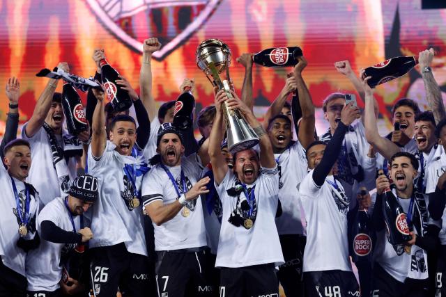 Vitoria Guimaraes's players celebrate with their trophy after winning the Portuguese Taca da Liga (League Cup) final football match between Vitoria SC and SC Braga at the Dr. Magalhaes Pessoa stadium in Leiria, on January 10, 2026. Vitoria Guimaraes won the finale 2-1. (Photo by FILIPE AMORIM / AFP)