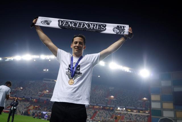 Vitoria Guimaraes's Portuguese coach Luis Pinto celebrates after winning the Portuguese Taca da Liga (League Cup) final football match between Vitoria SC and SC Braga at the Dr. Magalhaes Pessoa stadium in Leiria, on January 10, 2026. Vitoria Guimaraes won the finale 2-1. (Photo by FILIPE AMORIM / AFP)