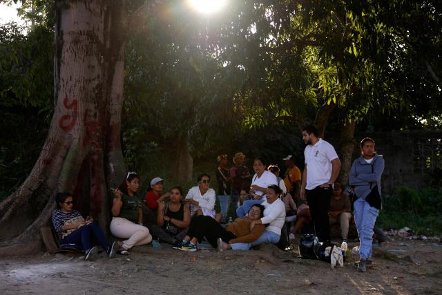 Relatives of political prisoners wait outside El Rodeo I prison in Guatire, Miranda State, some 30 kilometers east of Caracas on January 10, 2026. Venezuela on January 8 began releasing a "large number" of political prisoners, including several foreigners, in a move praised by US President Donald Trump as a step toward cooperation after the ouster of ruler Nicolas Maduro. (Photo by Pedro MATTEY / AFP)