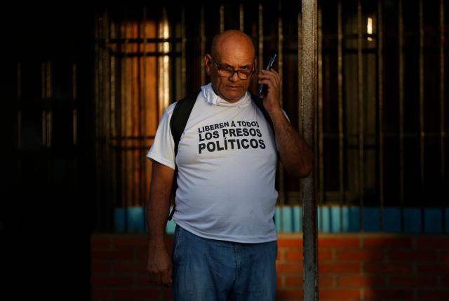 A man wears a shirt demanding freedom for political prisoners outside El Rodeo I prison in Guatire, Miranda State, some 30 kilometers east of Caracas on January 10, 2026. Venezuela on January 8 began releasing a "large number" of political prisoners, including several foreigners, in a move praised by US President Donald Trump as a step toward cooperation after the ouster of ruler Nicolas Maduro. (Photo by Pedro MATTEY / AFP)
