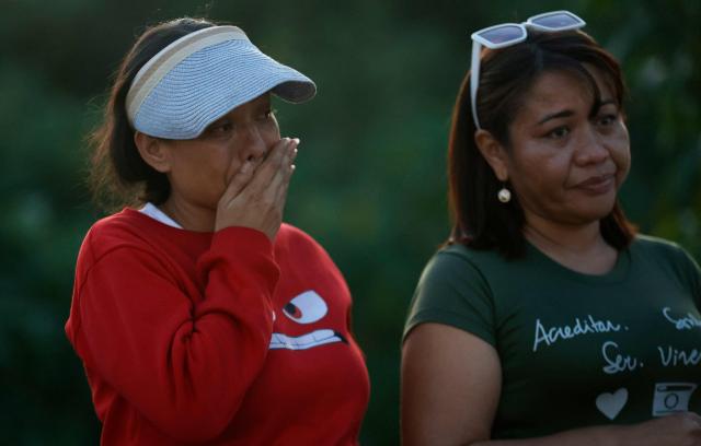Relatives of political prisoners wait outside El Rodeo I prison in Guatire, Miranda State, some 30 kilometers east of Caracas on January 10, 2026. Venezuela on January 8 began releasing a "large number" of political prisoners, including several foreigners, in a move praised by US President Donald Trump as a step toward cooperation after the ouster of ruler Nicolas Maduro. (Photo by Pedro MATTEY / AFP)