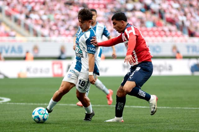 Pachuca's forward #18 Alexei Dominguez and Guadalajara's defender #05 Bryan Gonzalez fight for the ball during the Liga MX Clausura football match between Guadalajara and Pachuca at the Akron Stadium in Zapopan, Mexico on January 10, 2026. (Photo by Ulises Ruiz / AFP)