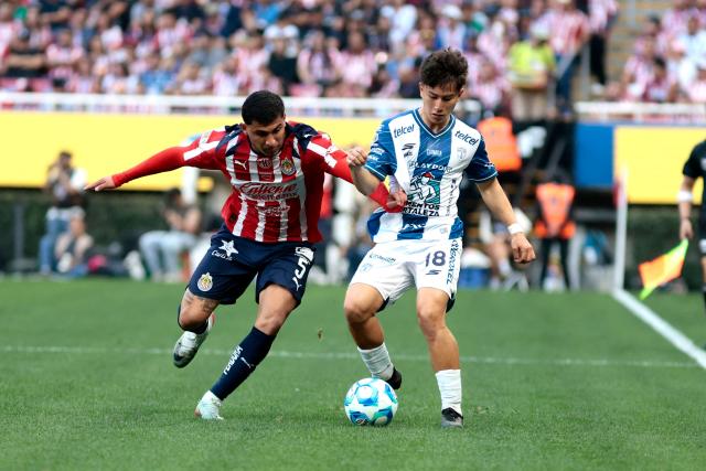 Pachuca's forward #18 Alexei Dominguez and Guadalajara's defender #05 Bryan Gonzalez fight for the ball during the Liga MX Clausura football match between Guadalajara and Pachuca at the Akron Stadium in Zapopan, Mexico on January 10, 2026. (Photo by Ulises Ruiz / AFP)