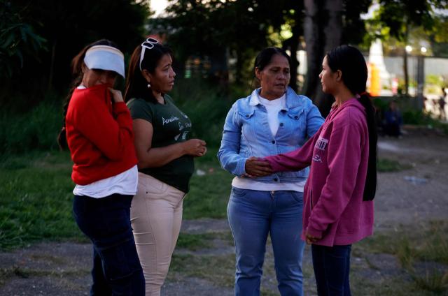 Relatives of political prisoners wait outside El Rodeo I prison in Guatire, Miranda State, some 30 kilometers east of Caracas on January 10, 2026. Venezuela on January 8 began releasing a "large number" of political prisoners, including several foreigners, in a move praised by US President Donald Trump as a step toward cooperation after the ouster of ruler Nicolas Maduro. (Photo by Pedro MATTEY / AFP)