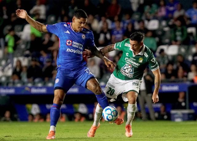 Cruz Azul's Uruguayan Forward #21 Gabriel Fernandez (L) and Leon's Chilean defender #20 Rodrigo Echeverria fight for the ball during the Liga MX Clausura football match between Leon and Cruz Azul at Leon Stadium in Leon, Mexico on January 10, 2026. (Photo by Mario VAZQUEZ / AFP)