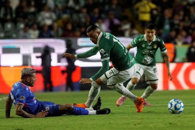 Cruz Azul's Argentine defender #33 Gonzalo Piovi (L) and Leon's forward #18 Rogelio Funes Mori fight for the ball during the Liga MX Clausura football match between Leon and Cruz Azul at Leon Stadium in Leon, Mexico on January 10, 2026. (Photo by Mario VAZQUEZ / AFP)