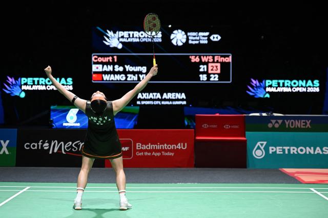 South Korea’s An Se-young celebrates after winning the women’s singles final match against China's Wang Zhiyi  at the Malaysia Open badminton tournament in Kuala Lumpur on January 11, 2026. (Photo by MOHD RASFAN / AFP)