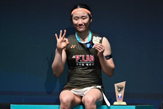 Gold medallist South Korea’s An Se-young poses during the award ceremony for the women’s singles final match at the Malaysia Open badminton tournament in Kuala Lumpur on January 11, 2026. (Photo by MOHD RASFAN / AFP)