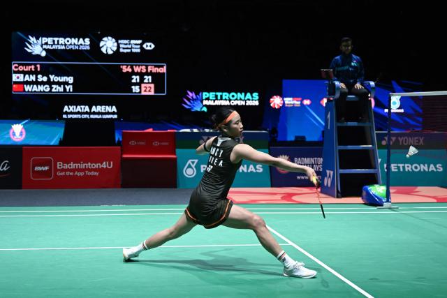 South Korea’s An Se-young plays a point during her women's singles final match against China's Wang Zhiyi at the Malaysia Open badminton tournament in Kuala Lumpur on January 11, 2026. (Photo by MOHD RASFAN / AFP)