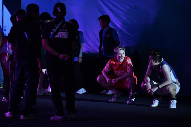 Gold medallist Thailand’s Kunlavut Vitidsarn (R) and China's Shi Yuqi (2nd R) talk to each other before the awards ceremony after the men’s singles final match at the Malaysia Open badminton tournament in Kuala Lumpur on January 11, 2026. (Photo by MOHD RASFAN / AFP)