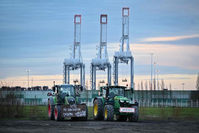 Tractors are parked as part of national protests against the EU-Mercosur agreement and the government's handling of the contagious nodular dermatitis (CND) epidemic, on the port of Le Havre, northwestern France on January 11, 2026. Around a hundred farmers spent the night at the entrance to the port of Le Havre, western France to set up a "filtering roadblock" on January 11, 2026 and check trucks in order to denounce the agreement signed by the EU with the Mercosur countries, a spokesperson told AFP. (Photo by Lou BENOIST / AFP)
