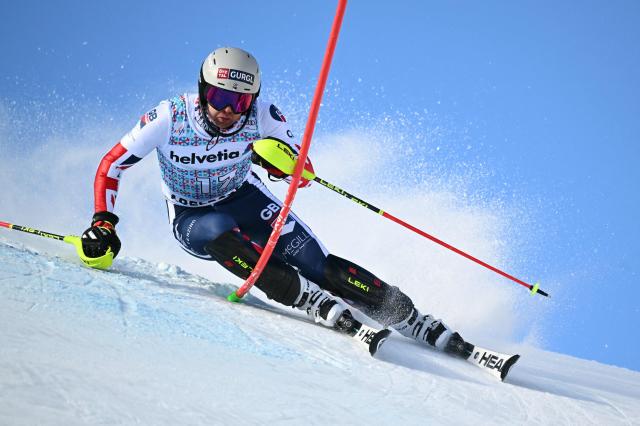 Great Britain’s Dave Ryding competes in the first run of the Men's Slalom, part of the FIS Alpine Ski World Cup 2025-2026 in Adelboden, soutwestern Switzerland on January 11, 2026. (Photo by Fabrice COFFRINI / AFP)