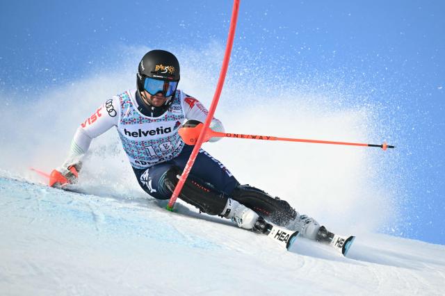 Bulgaria’s Albert Popov competes in the first run of the Men's Slalom, part of the FIS Alpine Ski World Cup 2025-2026 in Adelboden, soutwestern Switzerland on January 11, 2026. (Photo by Fabrice COFFRINI / AFP)