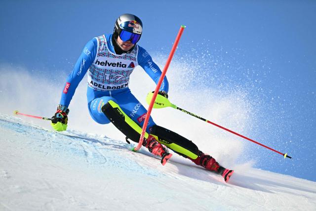 Italy’s Alex Vinatzer competes in the first run of the Men's Slalom, part of the FIS Alpine Ski World Cup 2025-2026 in Adelboden, soutwestern Switzerland on January 11, 2026. (Photo by Fabrice COFFRINI / AFP)