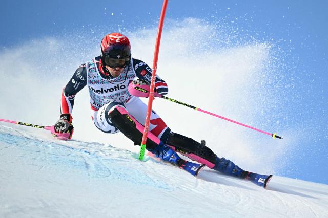 France’s Victor Muffat-Jeandet competes in the first run of the Men's Slalom, part of the FIS Alpine Ski World Cup 2025-2026 in Adelboden, soutwestern Switzerland on January 11, 2026. (Photo by Fabrice COFFRINI / AFP)